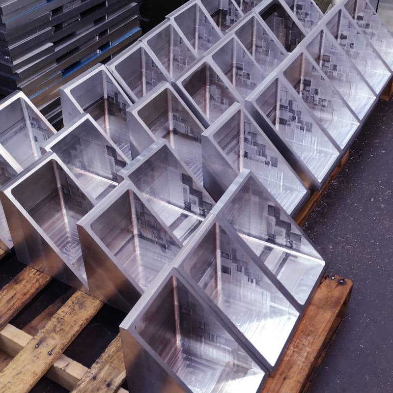Triangle-shaped stainless steel component for construction use