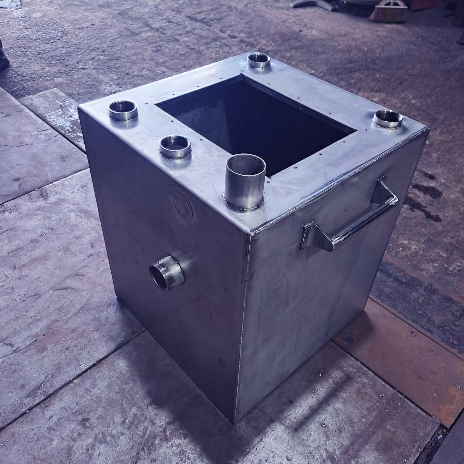 Square stainless steel tank with pipe fittings