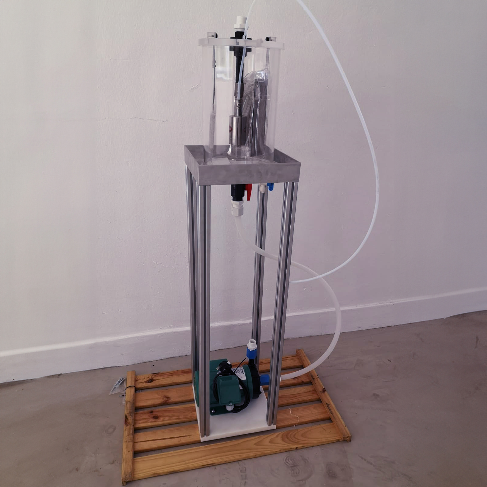 Aluminium stand fitted with an acrylic tank and pipes
