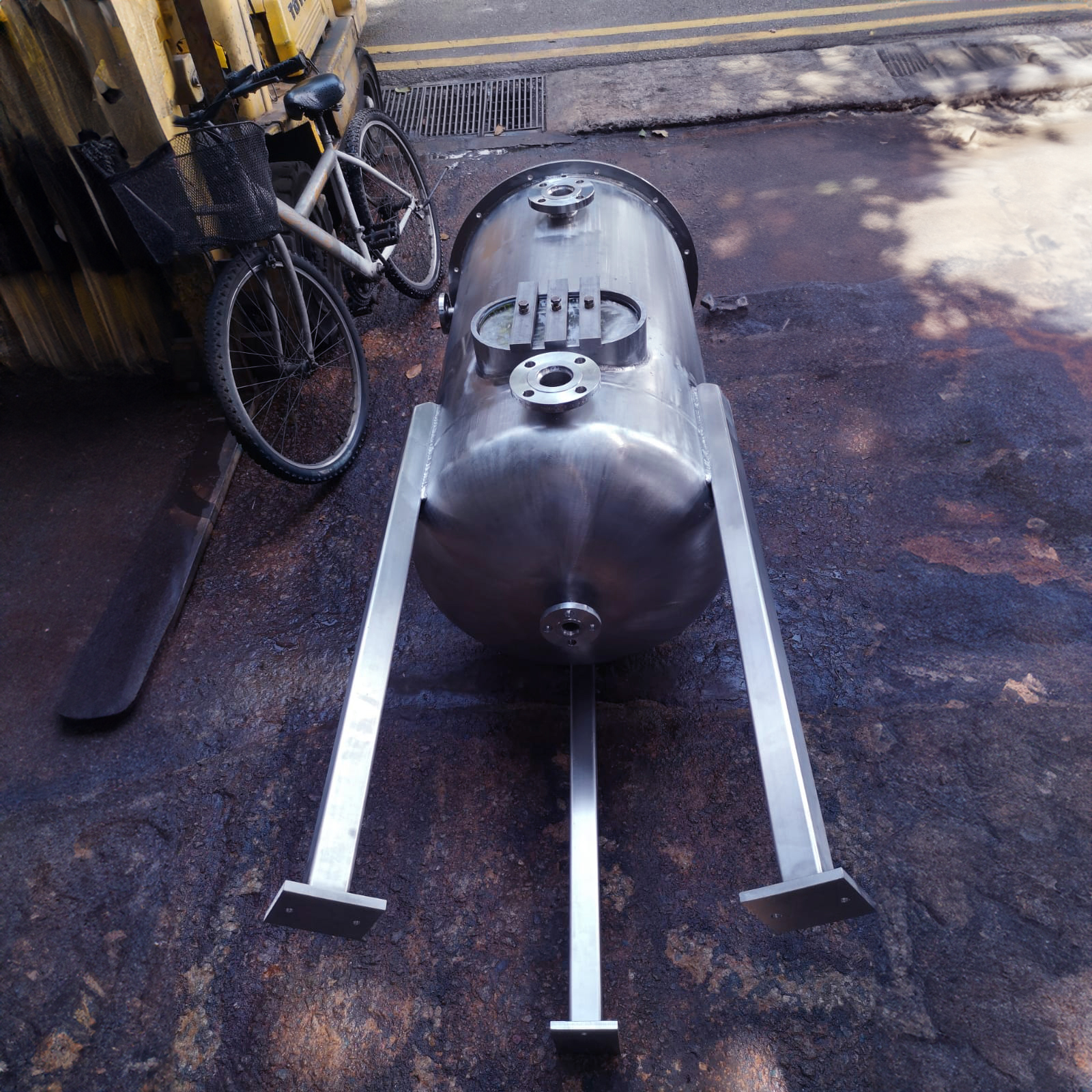 Cylindrical stainless steel tank three legs